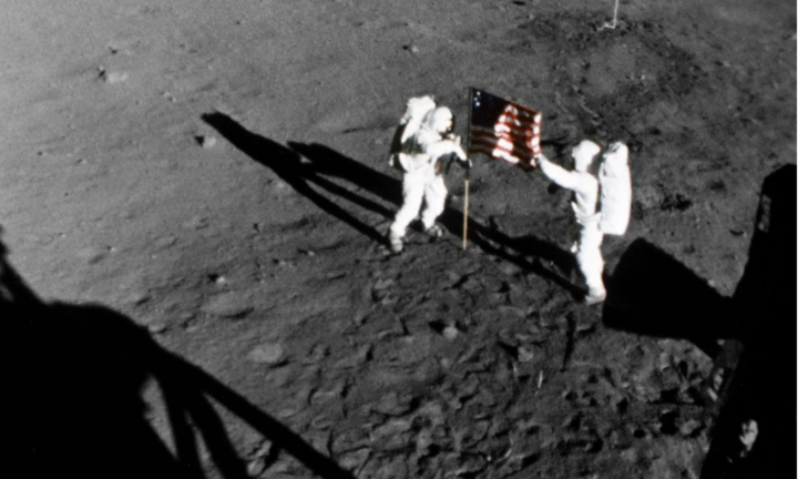 Số phận lạ lùng của túi bụi Mặt Trăng tàu Apollo 11 mang về