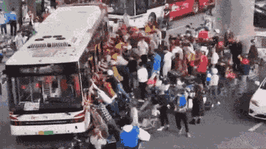 Video: Hàng chục người hợp sức nâng xe buýt giải cứu người mắc kẹt