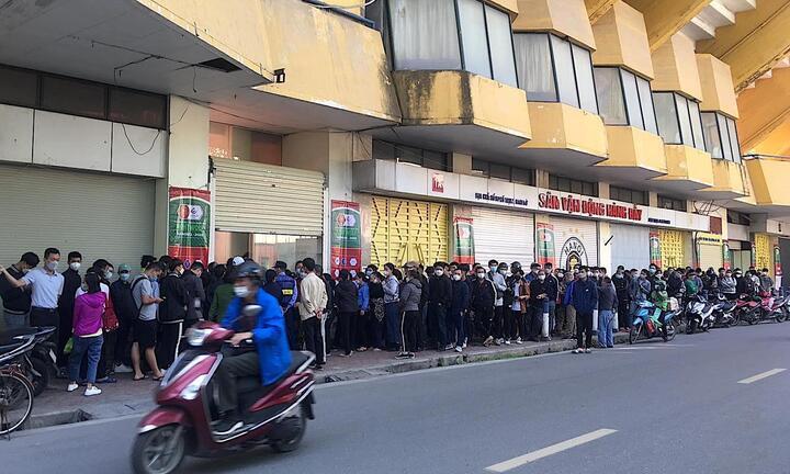 Người hâm mộ xếp hàng mua vé xem trận V-League cuối của Quang Hải