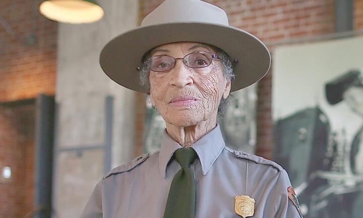 Câu chuyện đặc biệt đằng sau nữ kiểm lâm viên Mỹ 100 tuổi mới nghỉ hưu