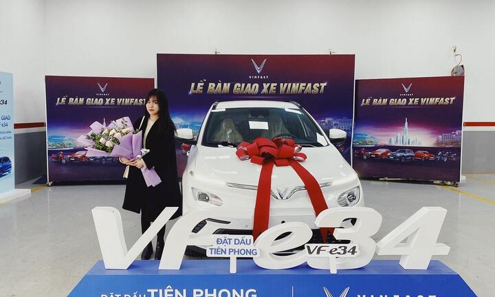 Lướt Shopee khi chờ sạc xe VinFast VF e34: 'Trải nghiệm thú vị'