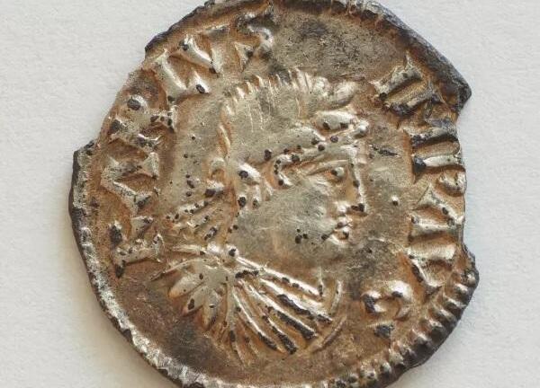 Tìm thấy đồng xu hiếm 1.200 năm tuổi hình hoàng đế La Mã cổ đại