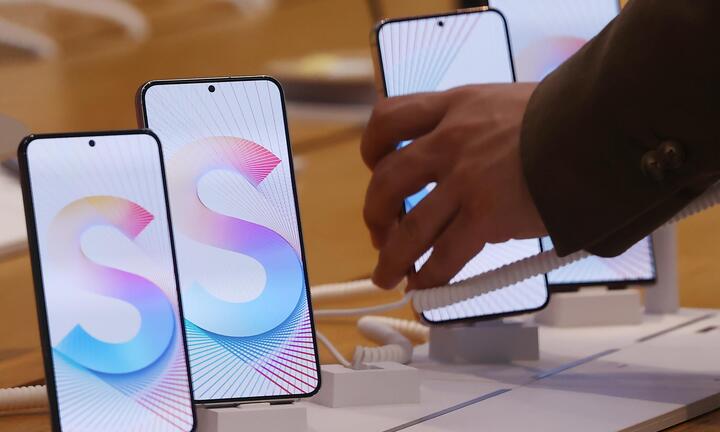 Hậu bê bối 'bóp' hiệu suất, giá Galaxy S22 giảm sâu ngay trên sân nhà