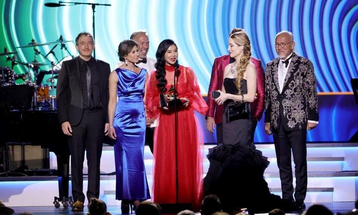 Nữ ca sĩ gốc Việt giành giải Grammy 2022 là ai?