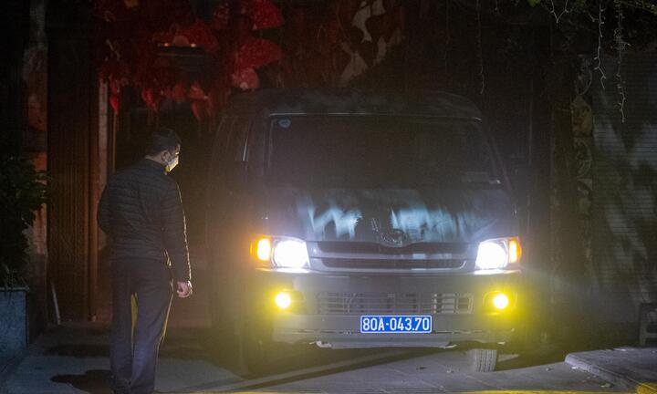 Ảnh: Cảnh sát khám xét trụ sở Tân Hoàng Minh xuyên đêm