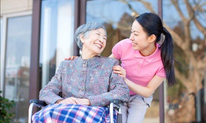 Tại sao cơ thể người già có mùi khó chịu, khắc phục ra sao?