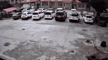 Video: Mái nhà từ trên trời rơi xuống đè nát nhiều ô tô