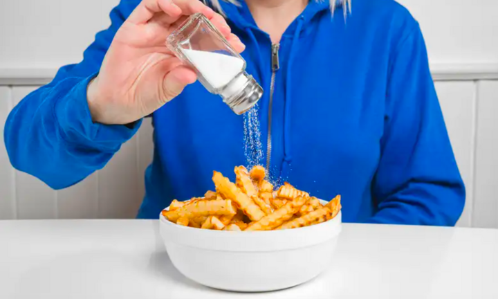 Ăn mặn gây ra hàng loạt bệnh nguy hiểm, bác sĩ mách bạn cách giảm muối đúng nhất