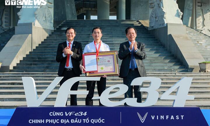 100 xe ô tô điện VF e34 chinh phục địa đầu Tổ Quốc xác lập kỷ lục Việt Nam