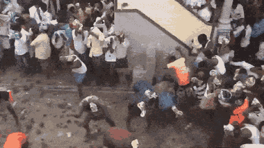 Video: Người dân ném phân bò vào nhau trong lễ hội ở Ấn Độ