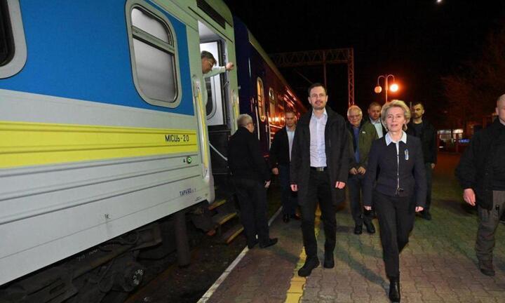 Chủ tịch Ủy ban châu Âu đi tàu hỏa đến Ukraine