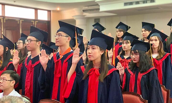 Hơn 4.000 sinh viên chưa được cấp bằng do trường chưa có hiệu trưởng