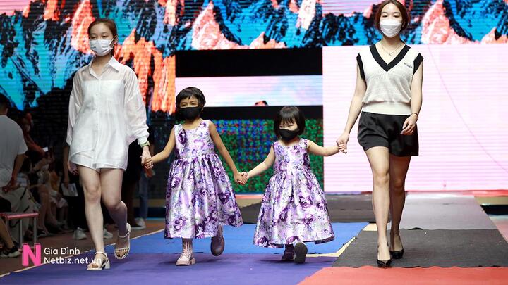 3 con nuôi của nhà thiết kế Đỗ Mạnh Cường trình diễn chuyên nghiệp trên sân khấu