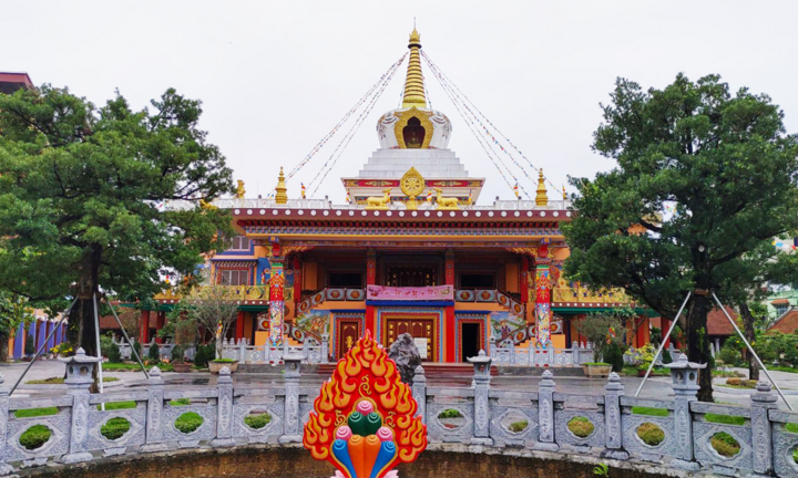 Ngôi chùa mang phong cách Bhutan giữa lòng Hà Nội rực rỡ với họa tiết sắc màu