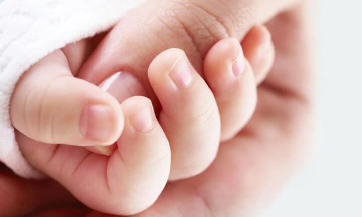 3 vị trí trên cơ thể trẻ mà bố mẹ chạm càng nhiều, con càng thông minh