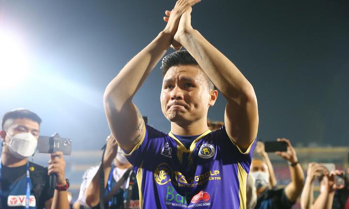 Phút chia tay xúc động của Quang Hải sau 15 năm gắn bó với Hà Nội FC