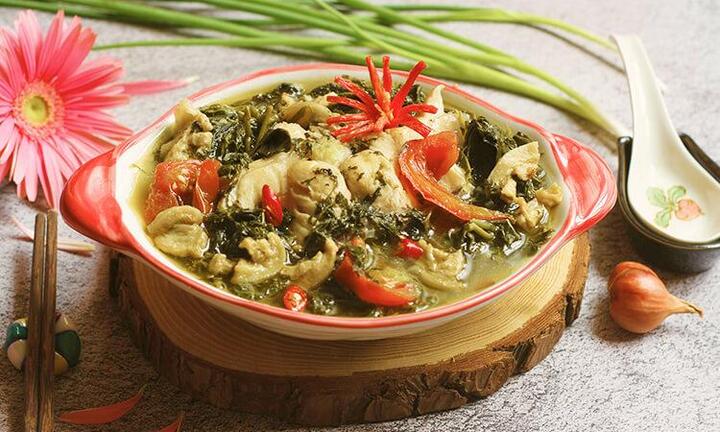 Về đất Tổ Vua Hùng, đừng quên ăn thử canh rau sắn chua nấu cá cực kỳ gây nghiện