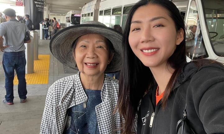 Ngọc Quyên mừng tủi gặp lại mẹ trên đất Mỹ sau 2 năm xa cách