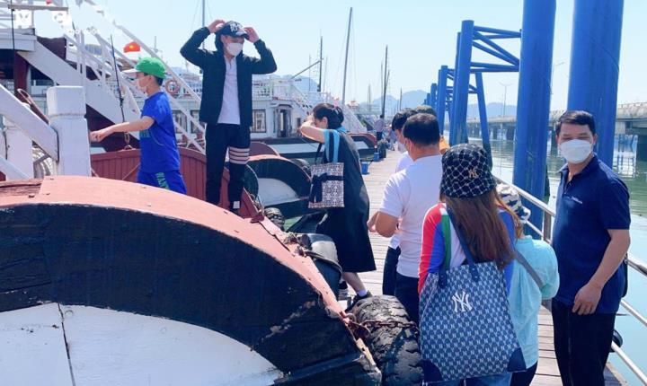 Du khách đi nghỉ lễ Giỗ Tổ Hùng Vương, cảng tàu du lịch Hạ Long hết 'ngủ đông'