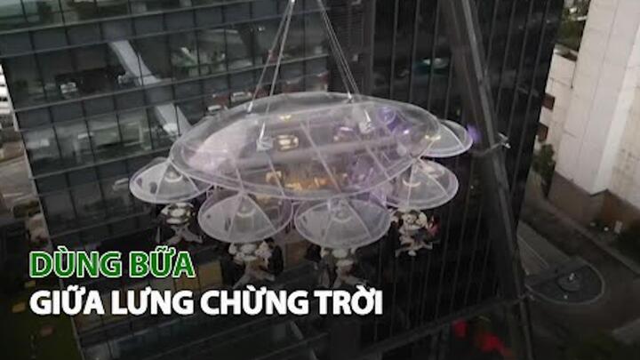 Video: Dùng bữa tối lơ lửng trên bầu trời ở Indonesia
