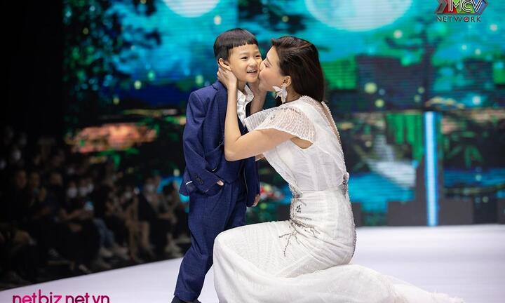 Thúy Diễm hôn con trai ngay trên sân khấu 'Tuần lễ thời trang trẻ em 2022'