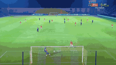 Video: Thủ môn 3 lần vô địch AFF Cup, lóng ngóng đá phản lưới nhà