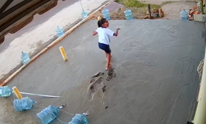 Bé gái 'vồ ếch' xuống sân xi măng vừa láng
