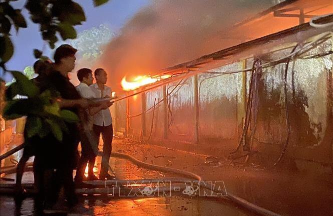 Quảng Ninh: Cháy hàng chục gian hàng tại chợ Hạ Long 1