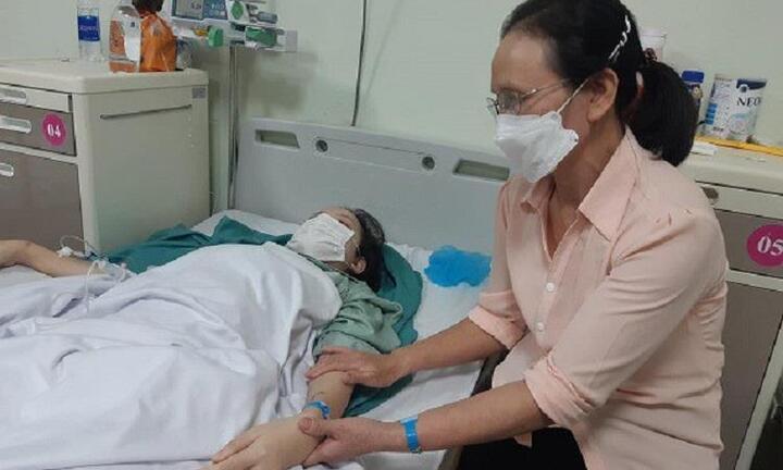 Cô gái xương hoá đá bình phục, chuẩn bị cho ca mổ thứ hai