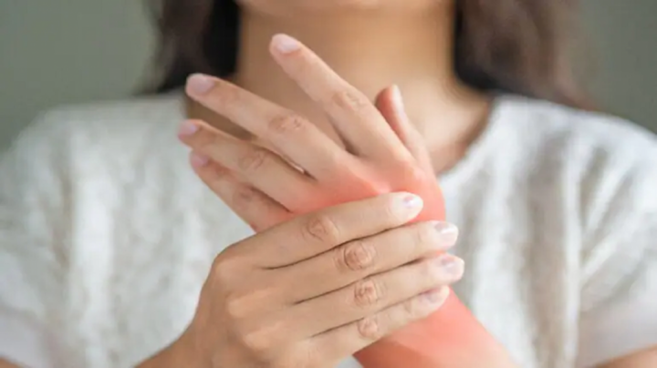 5 loại thực phẩm và đồ uống nên tránh nếu bạn bị viêm khớp