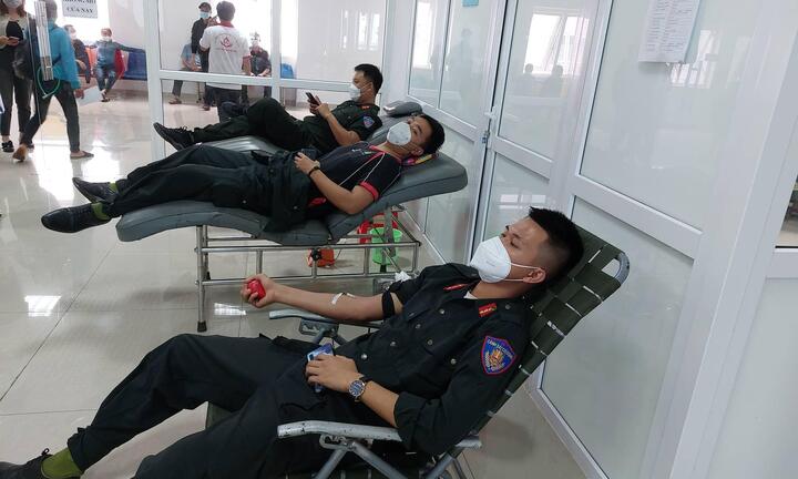 4 chiến sĩ cảnh sát cơ động kịp thời hiến máu cứu nam sinh gặp nạn