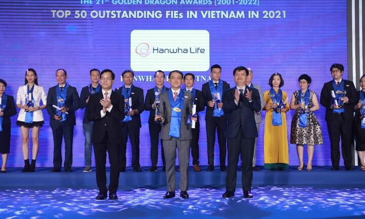 Hanwha Life Việt Nam nhận giải thưởng Rồng Vàng lần thứ 8
