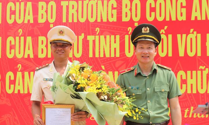 Trao quyết định thăng hàm vượt cấp cho Đại úy Thái Ngô Hiếu