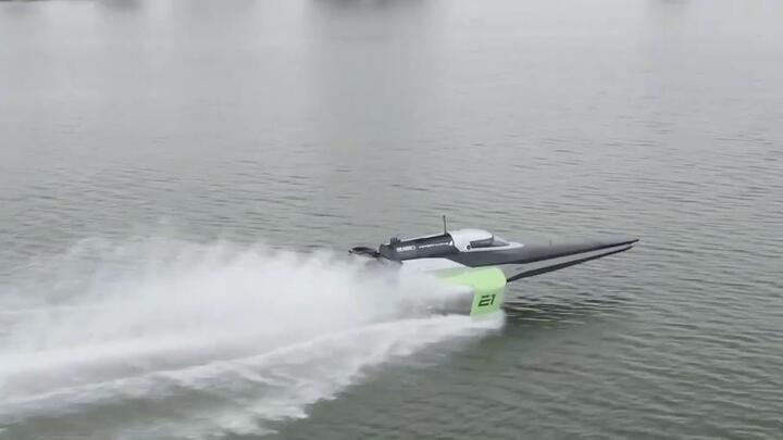 Video: Thuyền đua chạy bằng điện đầu tiên trên thế giới