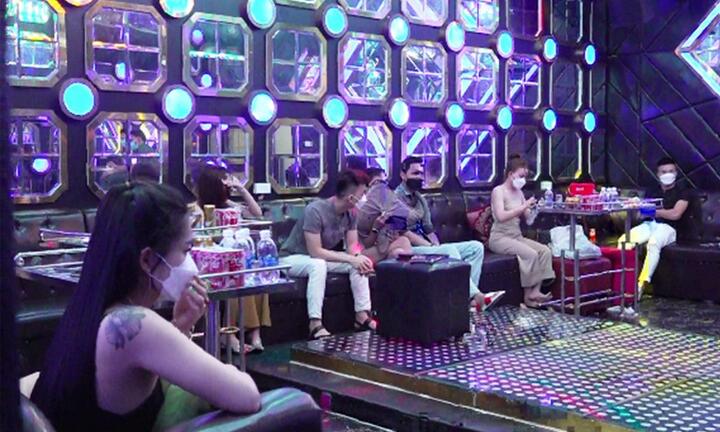 Bất ngờ kiểm tra khách sạn, phát hiện nhóm 'dân chơi' ma túy tàng trữ súng