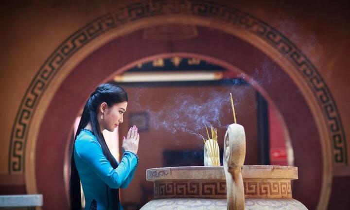 Không thắp hương khi đi chùa lễ Phật, có lỗi không?