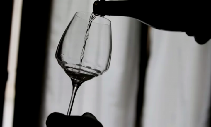 Bé 2 tuổi hôn mê, co giật sau khi uống bát rượu