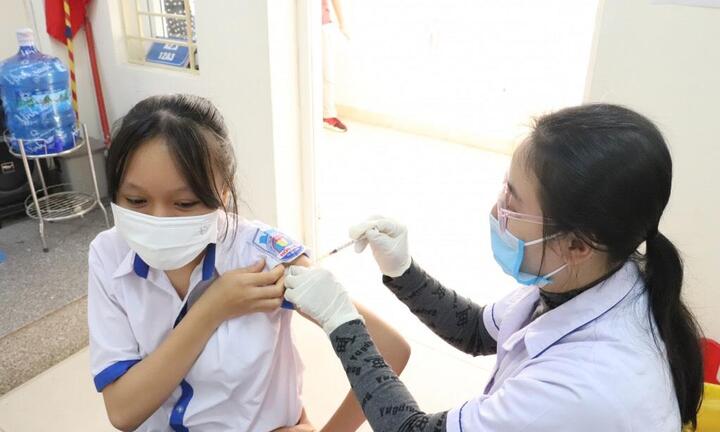 Ngày mai 14/4, tiêm vaccine COVID-19 cho trẻ lớp 6 tại Quảng Ninh