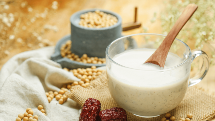Uống sữa đậu nành cùng lúc với ăn trứng có sao không?