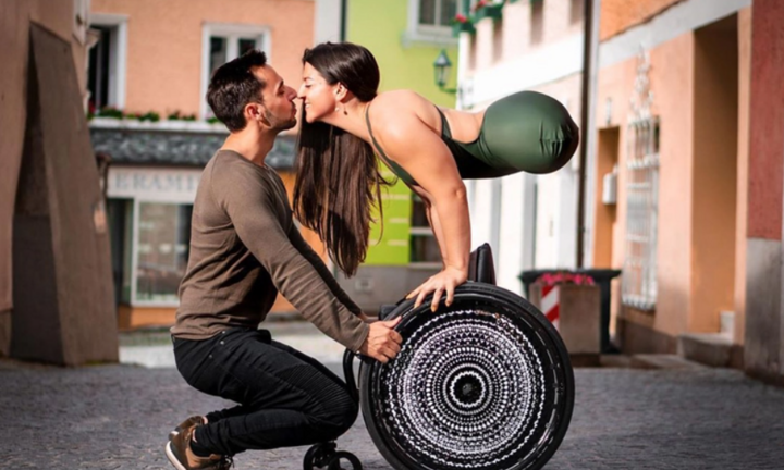 Mối tình đẹp của cô gái khuyết thân dưới và anh chàng ‘yêu từ cái nhìn đầu tiên’