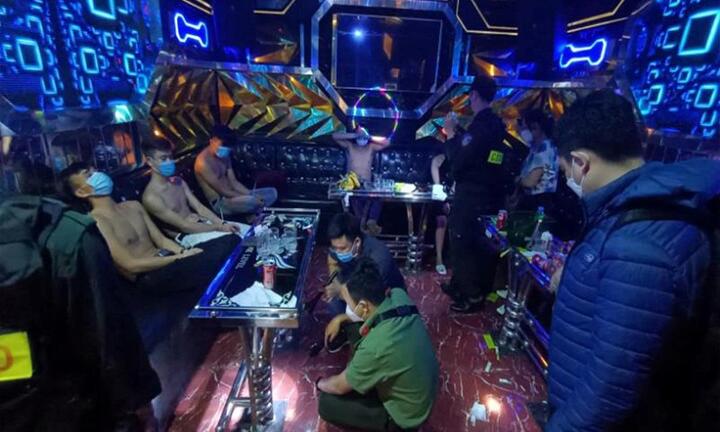 Nhân viên quán karaoke bán ma túy cho khách