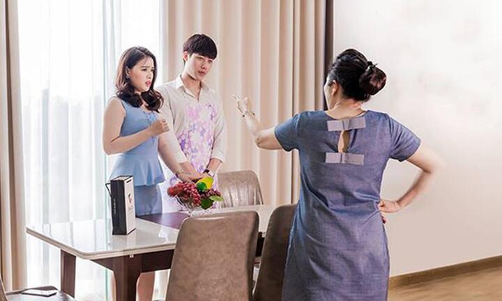 Mẹ chồng ghen với con dâu đến mức bệnh hoạn, con trai bỏ vợ để chiều ý