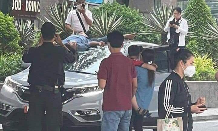 Người đàn ông nhảy từ tầng 2 Sân bay Đà Nẵng, rơi trúng ô tô