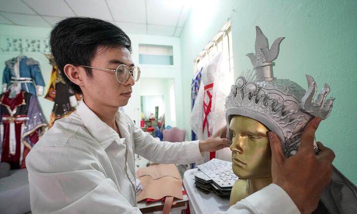 Video: Chàng trai ở TP.HCM đam mê thiết kế quần áo cổ trang độc lạ