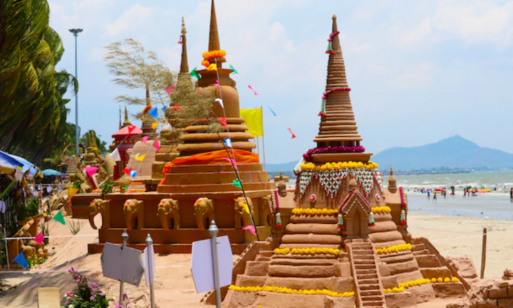 Những tòa tháp độc đáo xuất hiện trên bãi biển trong ngày hội té nước ở Thái Lan