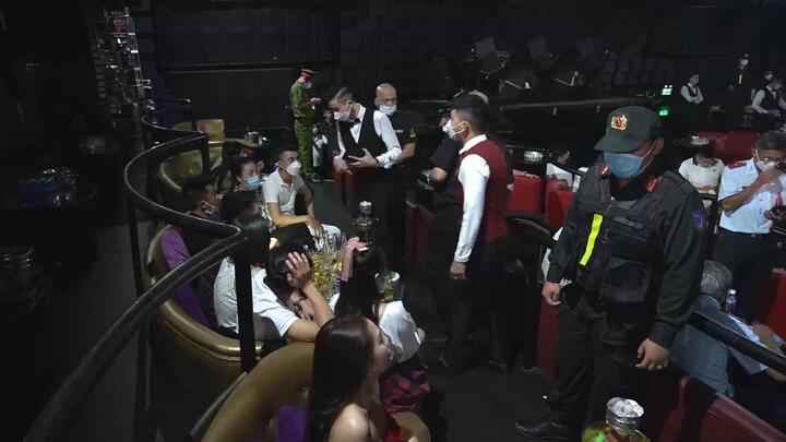 Video: Cảnh sát đột kích quán bar, phát hiện 76 'dân chơi' dương tính với ma túy