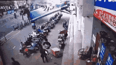 Video: Hàng chục thanh thép từ trên trời rơi xuống đè nát dãy xe điện