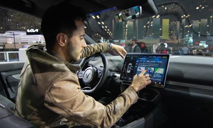 VinFast tích hợp trợ lý giọng nói Alexa vào xe điện thông minh