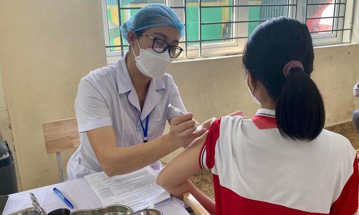 Trước khi tiêm vaccine COVID-19, có nên cho trẻ dùng thuốc giảm đau?