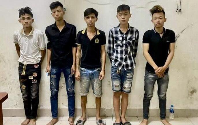 Cầm ba chĩa xông vào quán nhậu cướp xe máy